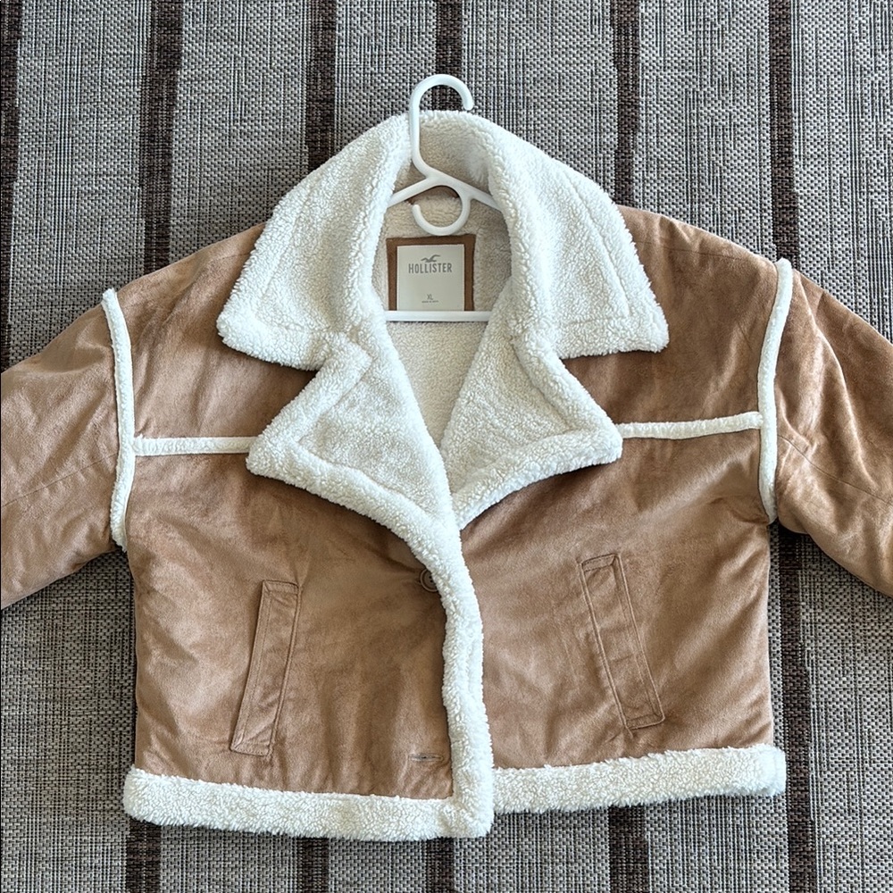 Hollister Cropped Tan Puffer Jacket with Wide Collar and Soft Lining
